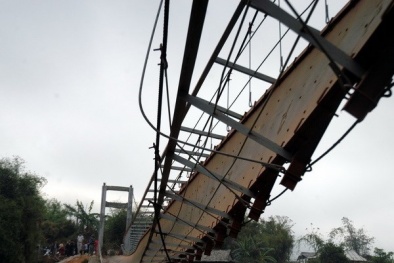 Lại sập cầu treo